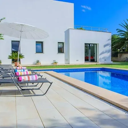 With 5 Bedrooms In With Private Pool And Wifi