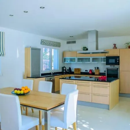 With 5 Bedrooms In With Private Pool And Wifi Villa