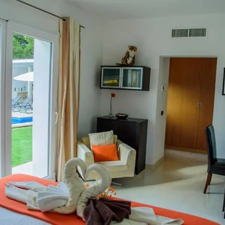 With 5 Bedrooms In With Private Pool And Wifi Villa *