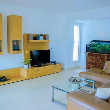 With 5 Bedrooms In With Private Pool And Wifi Villa