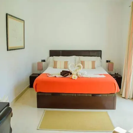 With 5 Bedrooms In With Private Pool And Wifi *
