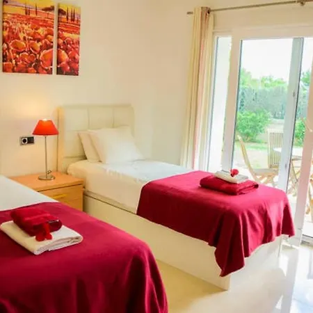 With 5 Bedrooms In With Private Pool And Wifi