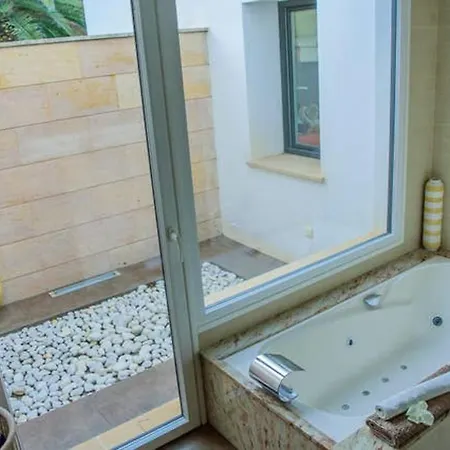 With 5 Bedrooms In With Private Pool And Wifi Villa