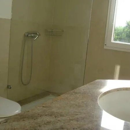 With 5 Bedrooms In With Private Pool And Wifi *
