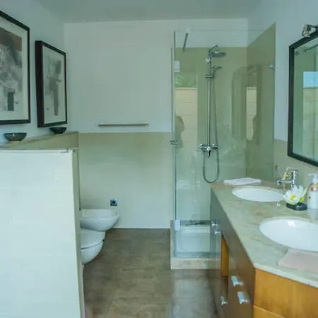 With 5 Bedrooms In With Private Pool And Wifi *