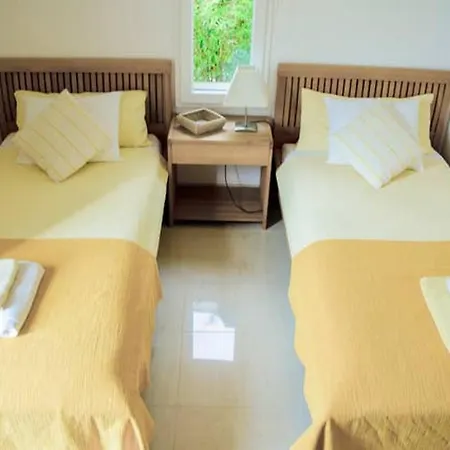 With 5 Bedrooms In With Private Pool And Wifi
