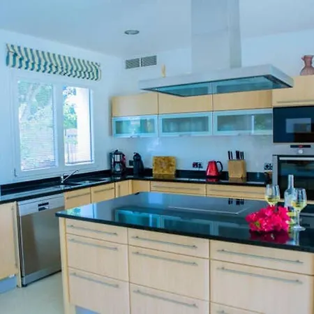 With 5 Bedrooms In With Private Pool And Wifi Villa *